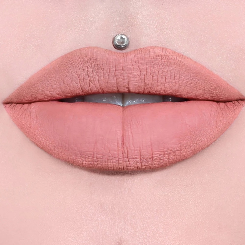 Jeffree Star Cosmetics Velour Liquid Lipstick- Birthday Suit
Peachy-pink nude - Picture 2 of 3